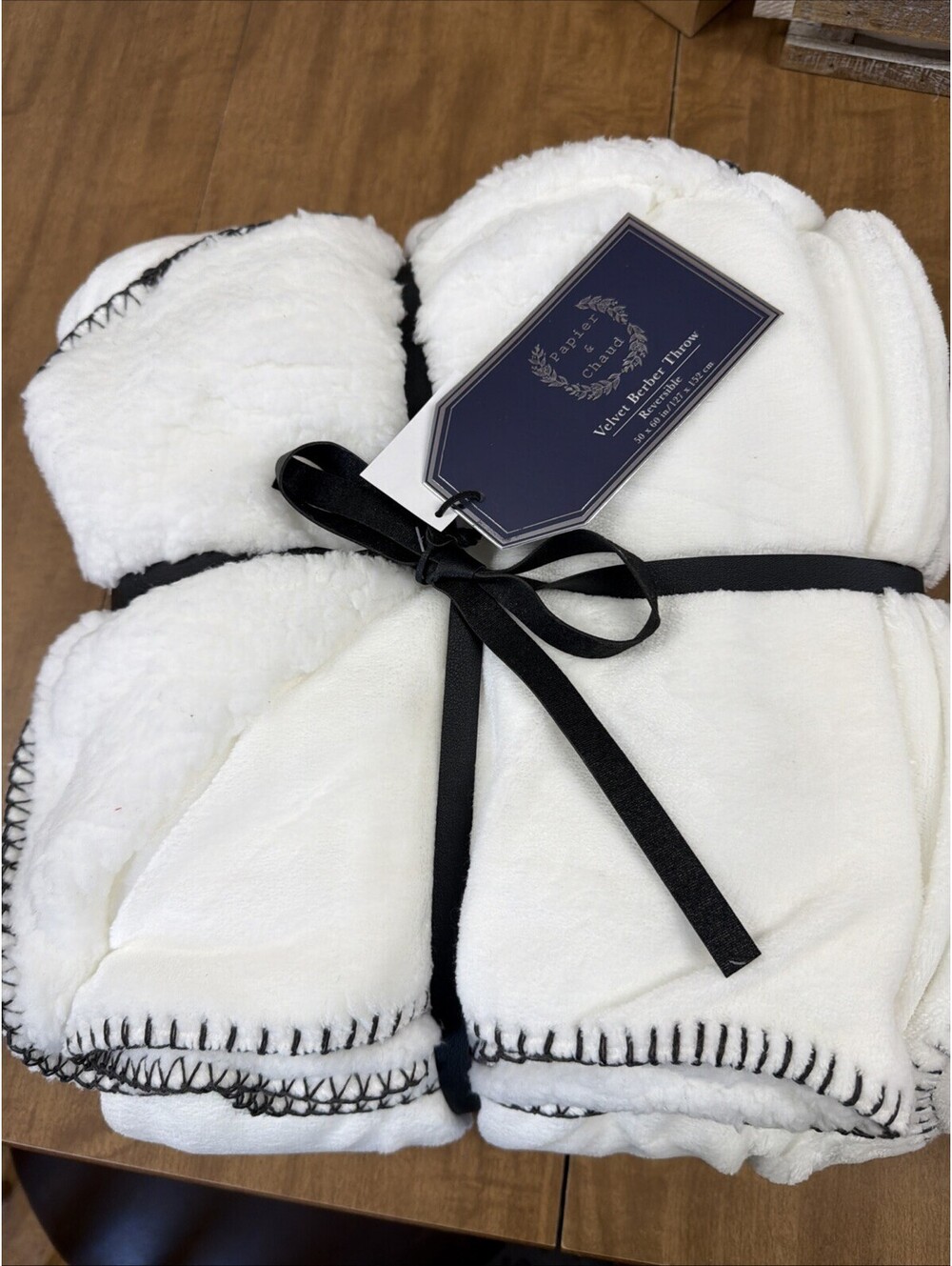 Papier & Chaud Velvet  Reversible Throw 50x60  Brand New White